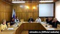 Олександр Макарь (по центру) на засіданні комісії з відновлення прав реабілітованих жертв політичних репресій в січні 2020 року