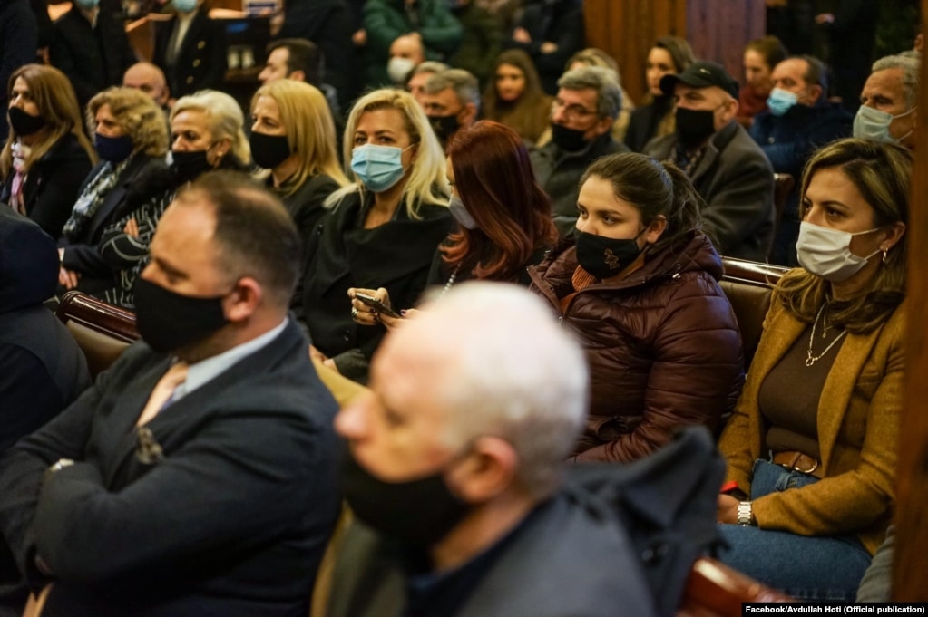 Në këtë takim të kryeministrit në detyrë, Avdullah Hoti shihen të pranishmit duke bartur maska por duke mos respektuar kriterin tjetër, distancën. 19.01.2021, Prishtinë.