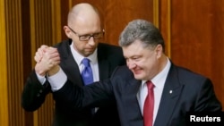 Did Ukrainian President Petro Poroshenko (right) have a behind-the-scenes role in ensuring Prime Minister Arseniy Yatseniuk survived a no-confidence vote on February 16? (file photo)