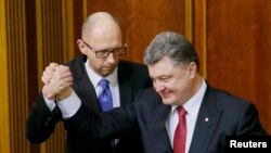 Президент Петро Порошенко Арсений Яценюктун өкмөтү боюнча турумун 16-февралда гана ачыктады. 