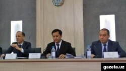 Бош санитар врач Баҳром Алматов (ўртада), 23 январь, 2020