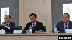Баҳром Алматов (суратда ўртада) “коронавируснинг ижобий жиҳати сифатида” бир қатор мисолларни келтирган.