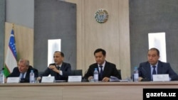 Глава Агентства санитарно-эпидемиологического благополучия при Министерстве здравоохранения Бахром Алматов (второй справа).