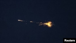 O explozie a unei drone este văzută pe cer deasupra Kievului în timpul unui atac rusesc cu drone. 2 august 2023.