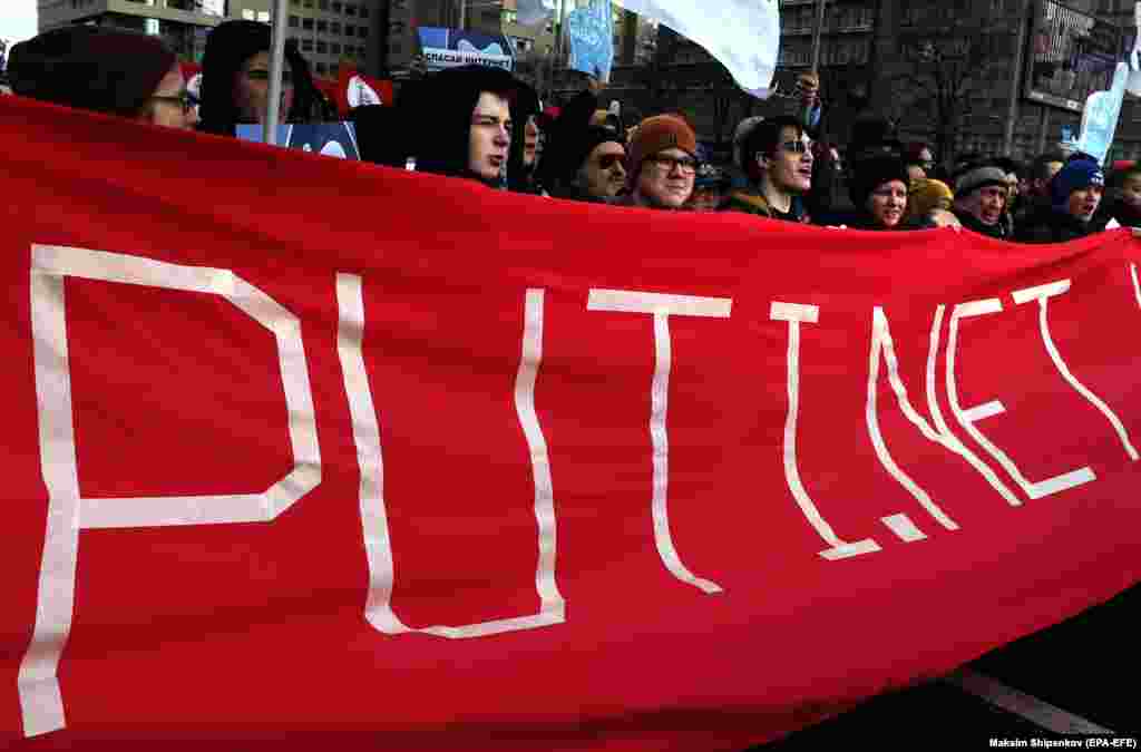 РУСИЈА - Во Русија во сила стапи контроверзниот закон за интернет. Критичарите на законот тврдат дека со него властите ќе ја прошират својата контрола и на активностите на интернет.