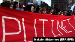 Митинг оппозиции в Москве, Россия, 10 марта 2019 года. Участники акции протестуют против законопроекта о суверенном Рунете и цензуре в интернете