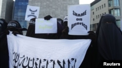 متظاهرون إسلاميون خارج السفارة الأميركية في تونس يطالبون بالإفراج عن عالمة باكستانية - 9 شباط 2012