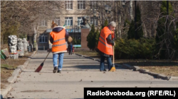 Щойно обстріли припиняються, Авдіївка ніби «оживає»