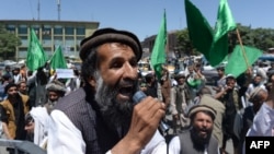 Участник акции протеста выступает в поддержку кандидата в президенты Афганистана Абдуллы Абдуллы. 22 июня 2014 года.