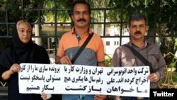 از راست: رضا شهابی، حسن سعیدی و فرحناز شیری در یکی از تجمعهای اعتراضیشان در سالهای گذشته