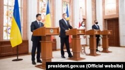 Președintele Ucrainei, Volodimir Zelenski, președintele României, Klaus Iohannis, președinta R. Moldova, Maia Sandu și președintele Poloniei, Andrzej Duda. Chișinău, 27 august 2021