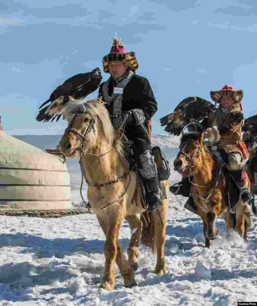 Казахи с ловчими птицами выехали на охоту. Баян-Улгийский район Монголии, 2014 год.