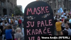 Protestçiler "Belgrad – biziň şäherimiz: diýdiler.