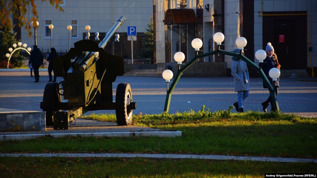 Пушка, установленная в райцентре Высокая Гора. 