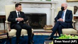 جو بایدن٬ رئیس جمهور امریکا و ولادیمیر زلنسکی٬ رئیس جمهور اوکراین