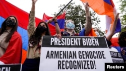 Membri ai diasporei armenești în fața ambasadei Turciei la Washington, după ce președintele Joe Biden a recunoscut oficial genocidul armenilor. 