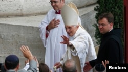 Fostul Papă Benedict al XVI-lea, la finalul unei slujbe de canonizare în Piața Sfântul Petru din Vatican, 27 aprilie 2014.