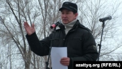 Журналист и гражданский активист Лукпан Ахмедьяров выступает на акции протеста оппозиции. Уральск, 24 марта 2012 года.