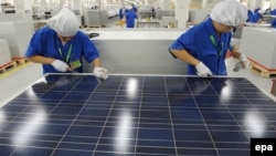 Cele mai multe panouri fotovoltaice sunt produse în prezent în China, care controlează peste 80% din producția globală. 