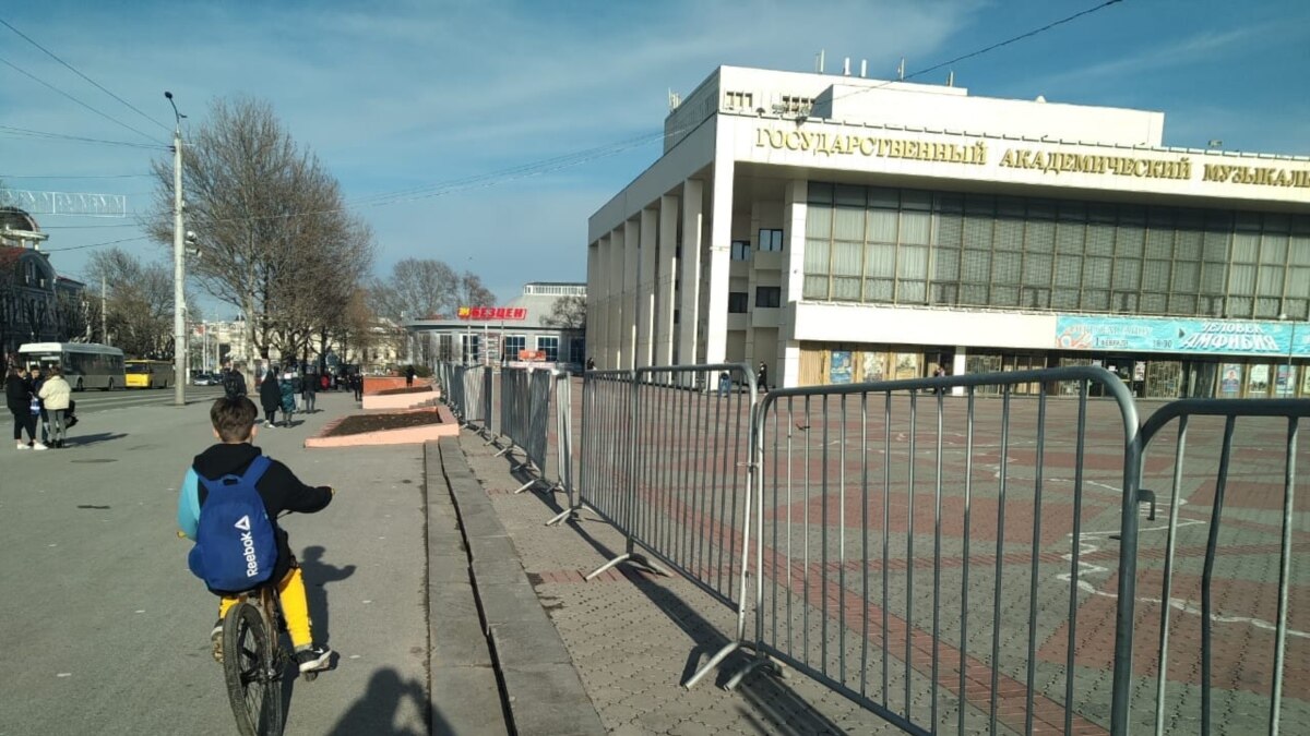 В симферополе на неделю. Симферополь сквер на Московской площади. Центральный рынок Симферополь 2021 сквер. Симферополь фото 2020. Симферополь Легасофт Симферополь.