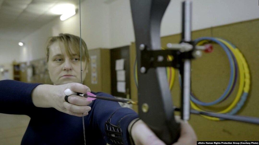 Одна з героїнь фільму – Ганна Іллющенкова з Одеси, медсестра батальйону «Донбас», – потрапила до полону тяжко пораненою й пробула там п’ять днів без медичної допомоги