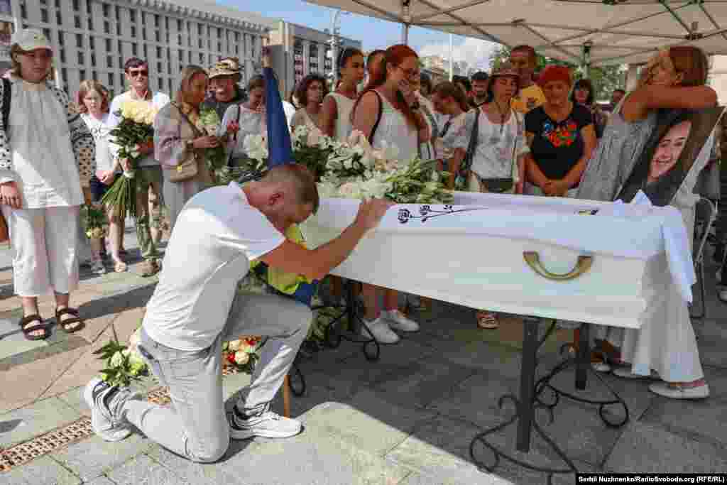 Прощання із загиблою волонтеркою у Києві