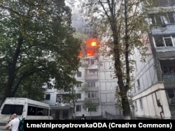 Locul unui atac rusesc asupra unui bloc de locuințe din Dnipro, pe 20 septembrie.