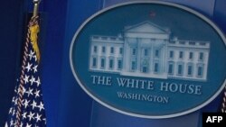 Флаг США в зале брифингов для прессы в Белом доме. 