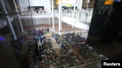 Felhalmozódott poggyászok a londoni Heathrow repülőtér 2-es terminálján 2022. június 19-én
