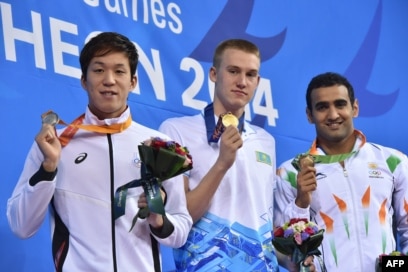 Морждар жалаңаш жүзеді