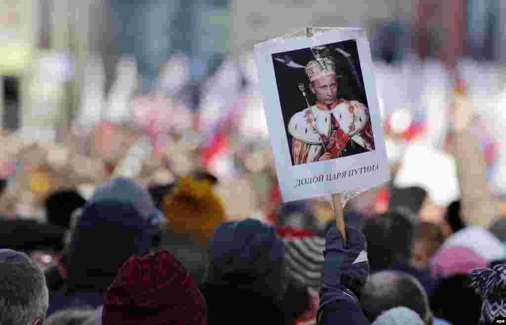 A placard depicting Russian President Putin as a tsar is held aloft during a memorial march in Moscow for opposition politician Boris Nemtsov, who was assassinated a year ago. (epa/Yuri Kochetkov)&nbsp;