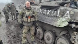 Руслан Файзутдинов ("Старик") стоит рядом с БМП "Дракула" незадолго до боя под Угледаром в феврале 2023 года. 