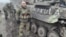 Руслан Файзутдинов ("Старик") стоит рядом с БМП "Дракула" незадолго до боя под Угледаром в феврале 2023 года. 
