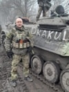 Руслан Файзутдинов ("Старик") стоит рядом с БМП "Дракула" незадолго до боя под Угледаром в феврале 2023 года. 