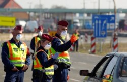 Угорська поліція на закритому кордоні з Австрією на тлі спалаху корнавірусу. 18 березня 2020 року