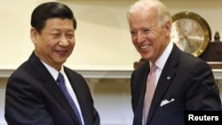 Nënpresidenti amerikan Xho Bajden takon homologun kinez, Shi Jinping, Uashington, 14 shkurt 2012