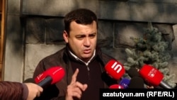 Ակտիվիստ Արթուր Չախոյանը զրուցում է լրագրողների հետ, Երևան, 17-ը դեկտեմբերի, 2025թ.