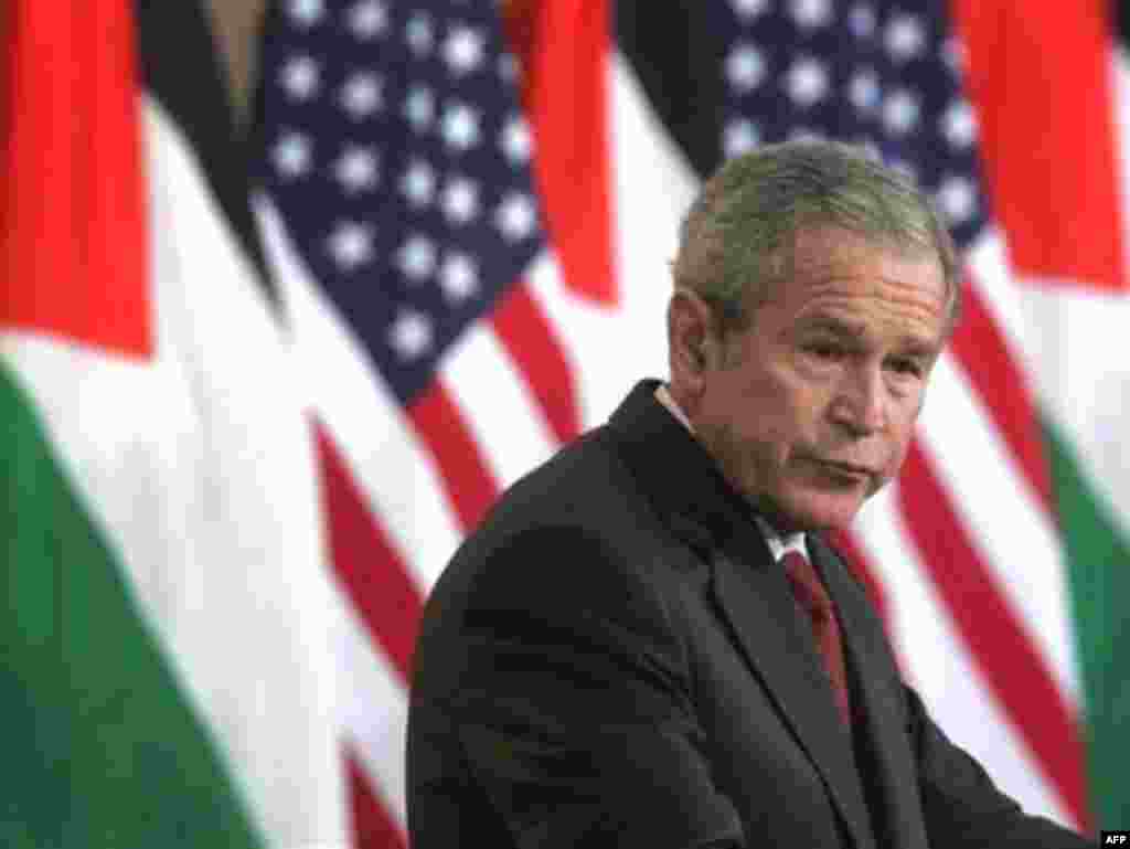 RAMALLAH : US President George W. Bush (L) at a press conference 10 January 2008 at the Muqataa, the Palestinian Authority Presidential Compound, in the West Bank city of Ramallah