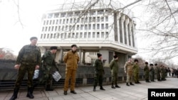 Козаки охраняют здание Верховного совета Крыма - начало марта прошлого года