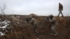 Soldații ucraineni efectuează exerciții pe un teren de antrenament de lângă linia frontului în regiunea Donețk pe 23 februarie.