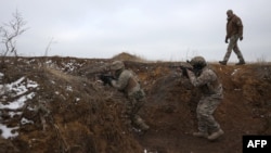 Soldații ucraineni efectuează exerciții pe un teren de antrenament de lângă linia frontului în regiunea Donețk pe 23 februarie.