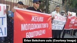 Сторонники Жениша Молдокматова на акции с требованием освободить политика. 