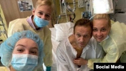 Алексей Навальный с семьей в клинике Берлина после отравления