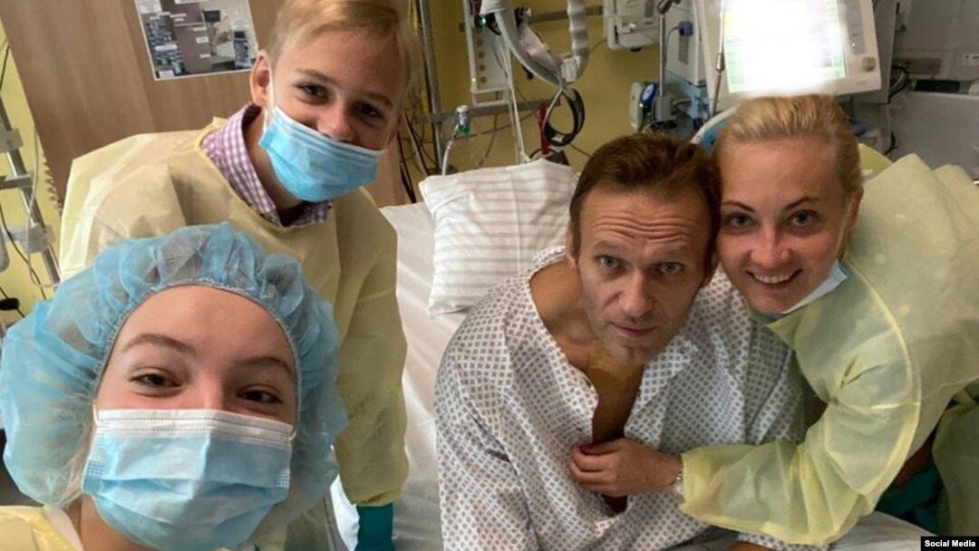 Алексей Навални със семейството си в германската клиника "Шарите". Това е първата снимка на опозиционния политик, която беше публикувана след отравянето му на 20 август.