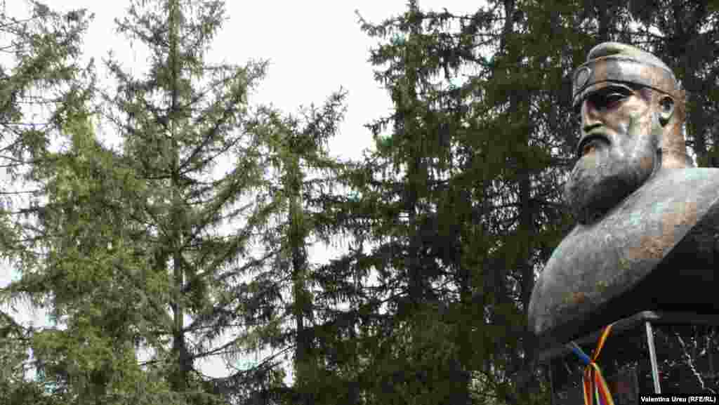 Bustul regelui dac Burebista, dezvelit la Selemet, Cimişlia. O donaţie din partea fundatiei cultural-istorice "Mihai Viteazul" din Ploiesti, România.