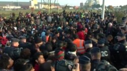 Очищення табору мігрантів у Кале (відео)