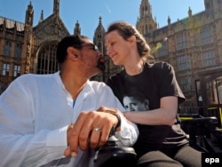 Британская гражданка Дебби Парди и ее муж Омар Пуэнте. В 2009 году Дебби, страдающая тяжелой болезнью, добилась разъяснения британского законодательства, чтобы узнать, будут ли преследовать ее мужа, если он поможет ей уйти из жизни за рубежом