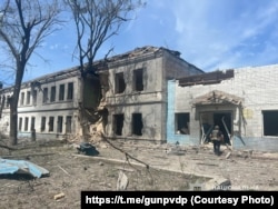 Последствия удара КАБ по Васильковке в Днепропетровской области, 9 июня 2026 года. Фотография Национальной полиции Украины