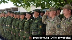 Лейлектеги чек ара бөлүгүнүн аскерлери. (архив)