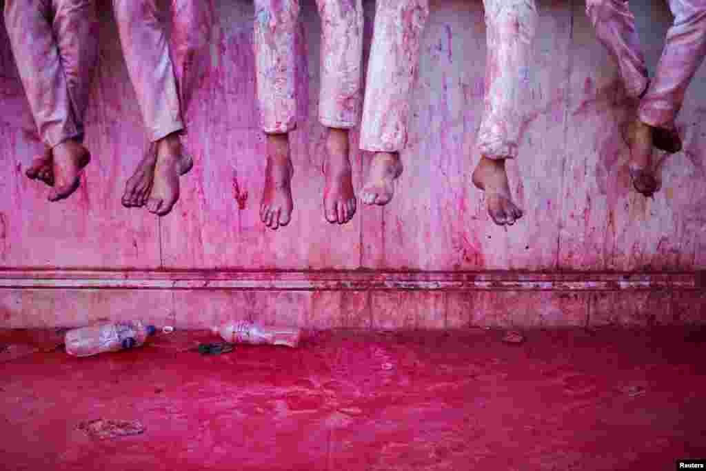Hinduisti na vjerskom festivalu Holi u hramu u Nandgaonu, Indija, 9. marta.